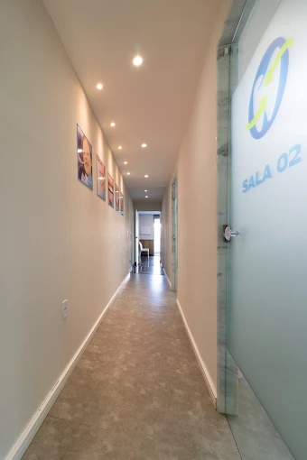Corredor interno da clinica Odonto Renova